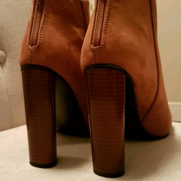 Tan heeled ankle boots in a size 6 - Picture 2 of 5